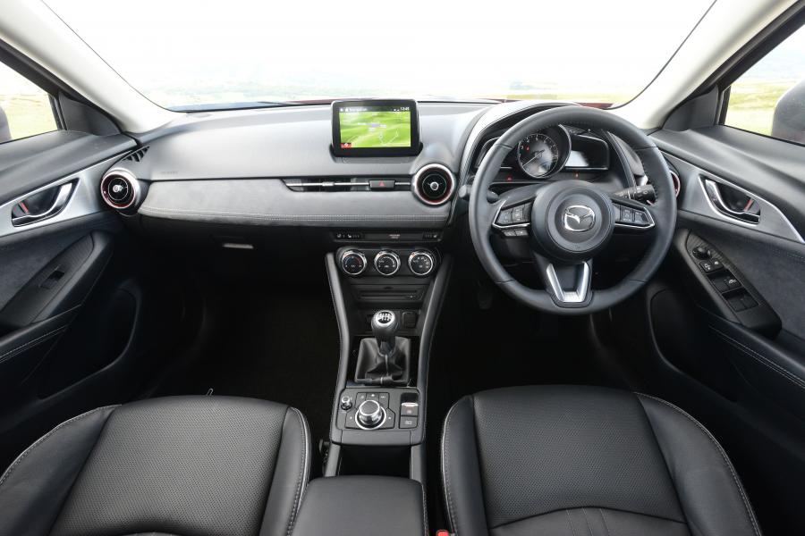 Торпедо Mazda CX-3 Sport Black+ 2018 года  (UK) (фото 11 из 12)